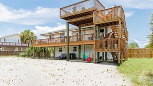 Ein zweistöckiges Holzgebäude mit Balkon und Treppe.