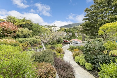 A cosy cabin, near Ōtari bush, and only minutes to Wellington CBD with sauna!