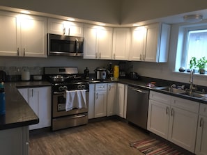 Réfrigérateur, four à micro-ondes, un four, surface de cuisson