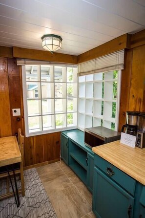 Fridge, microwave, oven, stovetop - Encanto Casita - Downtown Chama Home (Chama)