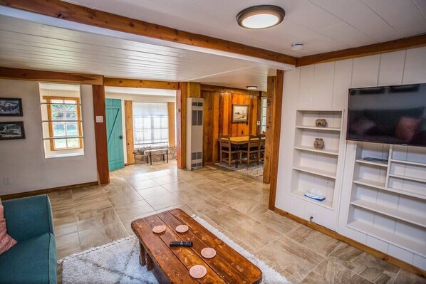 TV, offices - Encanto Casita - Downtown Chama Home (Chama)