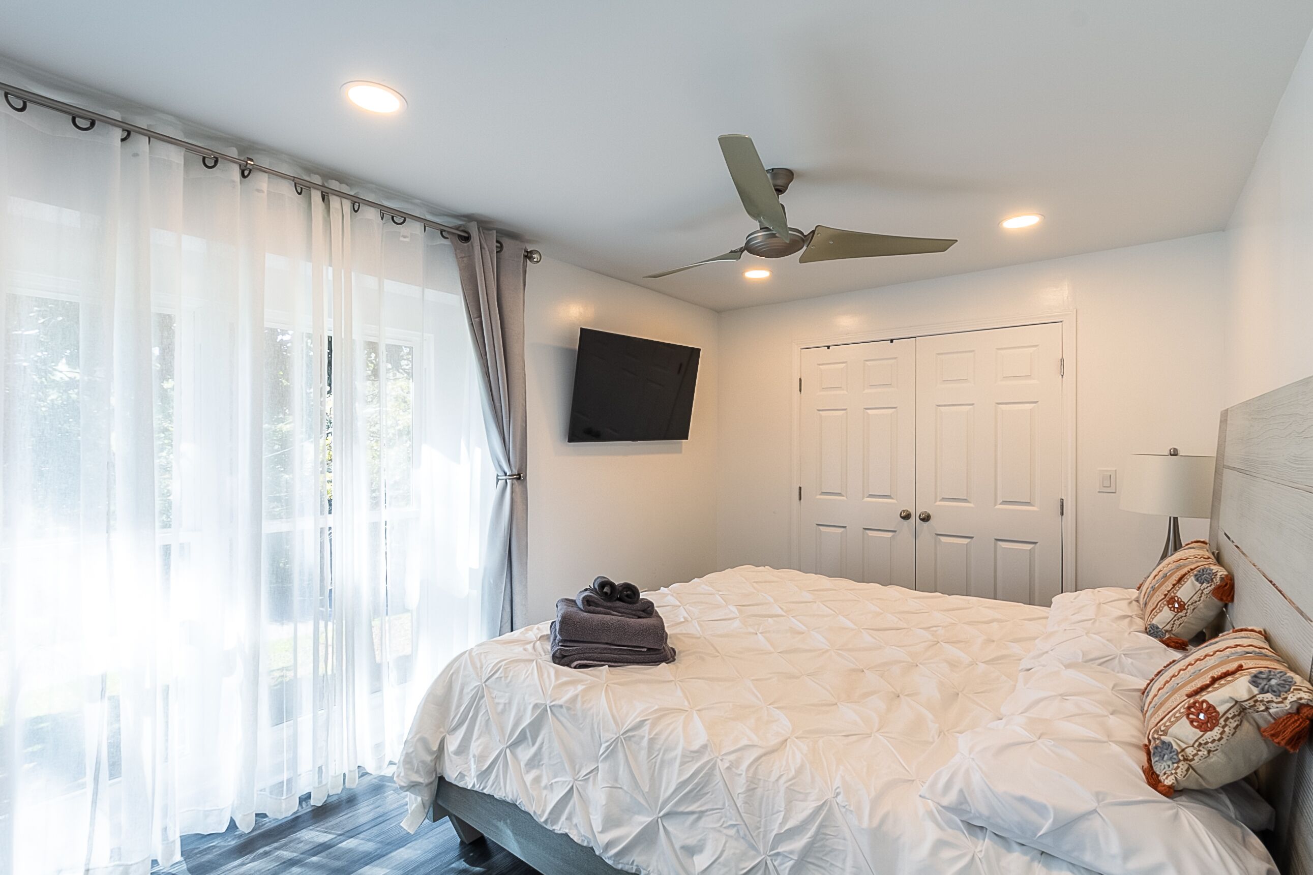 LOCATION *** DUNWOODY; NEW-BEAUTIFUL MODERN HOUSE&Outdoor Seasonal Private Pool