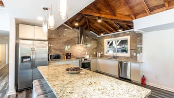 Køleskab, mikrobølgeovn, ovn, kogeplade