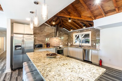 LOCATION *** DUNWOODY; NEW-BEAUTIFUL MODERN HOUSE&Outdoor Seasonal Private Pool