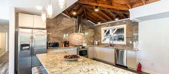 LOCATION *** DUNWOODY; NEW-BEAUTIFUL MODERN HOUSE&Outdoor Seasonal Private Pool