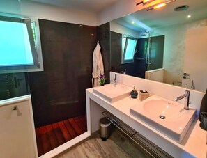 Ensemble douche/baignoire, baignoire à jets, sèche-cheveux