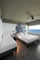 特色三人房 | 迷你吧、客房内保险箱、办公桌、笔记本电脑工作区