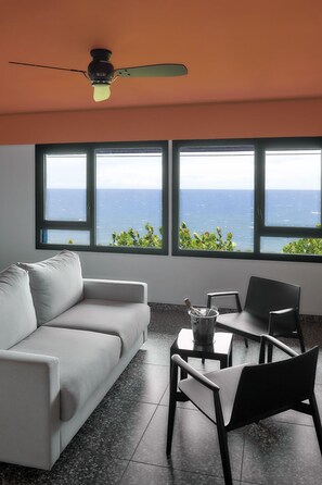 Firemannsrom – junior | Minibar, safe på rommet, skrivebord og skrivebord for bærbar PC