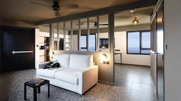 Minibar, coffres-forts dans les chambres, bureau