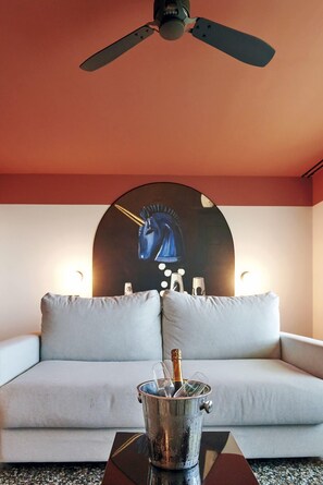 Quarto quádruplo júnior | Frigobar, cofres nos quartos, escrivaninha