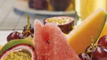 Ein Teller mit Wassermelone, Passionsfrucht, Trauben und Melonenstücken.