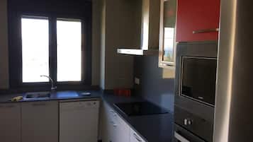 Fridge, microwave, dishwasher, cookware/dishes/utensils