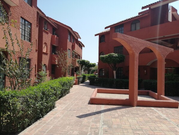 Apartment, 3 Bedrooms | Front of property