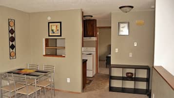 Apartment, 2 Bedrooms | Dining