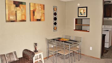 Apartment, 2 Bedrooms | Dining