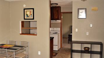 Apartment, 2 Bedrooms | Dining