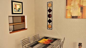 Apartment, 2 Bedrooms | Dining