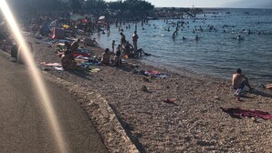 A beach with people swimming and sunbathing. - Villa ata Razanac - Apartment With sea View (Razanac)