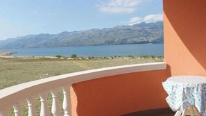 Ein Balkon mit Blick auf einen See und Berge.