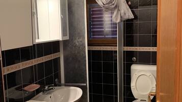 Room, 3 Bedrooms, Balcony | Bathroom | Combined shower/tub, towels