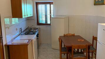 Room, 3 Bedrooms, Balcony | Interior