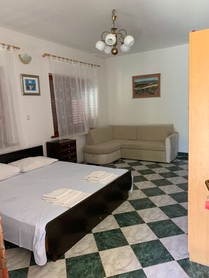 Room, 3 Bedrooms, Balcony