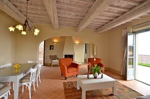 Maison, 2 chambres, balcon | Restauration