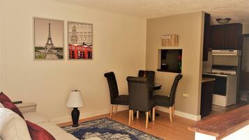 Apartment, 2 Bedrooms | Living area