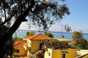 Front of property - Holiday House Angelos B on Agios Gordios Beach (Corfu)