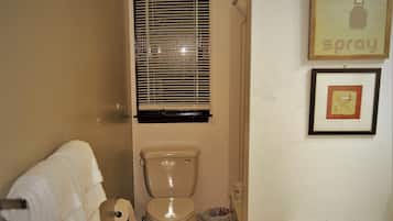 Apartment, 2 Bedrooms, Balcony | Bathroom