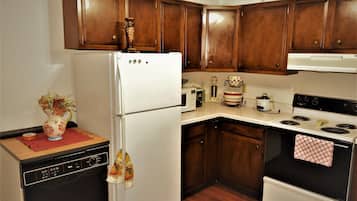 Apartment, 2 Bedrooms, Balcony | Private kitchen