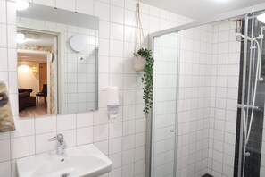 Bathroom - Best Location in Sodermalm Stockholm, Comfy Guest Room Single bed 10m 2 (Stockholm)
