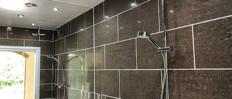 Departamento, 1 habitación, patio, vista al jardín | Baño | Jabón y shampoo