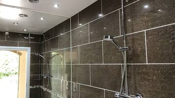 Apartment, 1 Bedroom, Patio, Garden View | Bathroom | Soap, shampoo