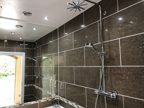 Apartment, 1 Bedroom, Patio, Garden View | Bathroom | Soap, shampoo