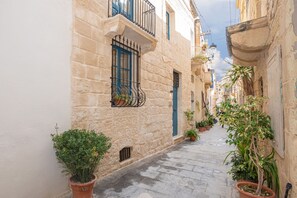 House, 3 Bedrooms, Smoking, Balcony | Property grounds