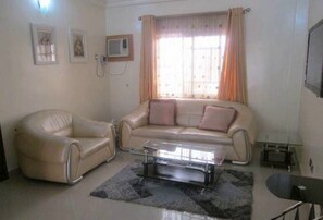 Room, 2 Bedrooms, Accessible, Smoking | Living area