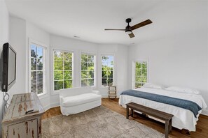 6 bedrooms, internet, bed sheets