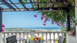 Outdoor dining - Very Spacious and Well Equipped Room near the Sea (Piskopiano)