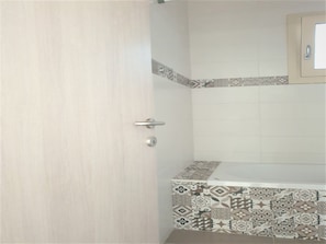 Bathtub, hair dryer, towels