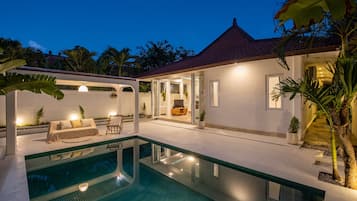Outdoor pool, free pool cabanas, pool loungers