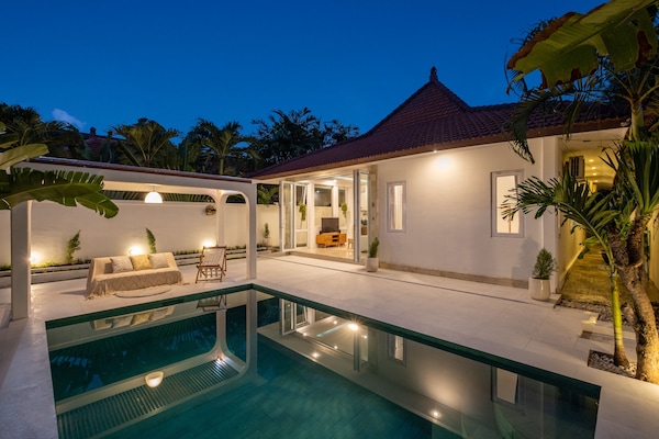 Kolam renang outdoor, dengan cabana gratis dan kursi berjemur