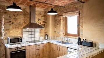 Een koelkast, een microgolfoven, een oven, een kookplaat