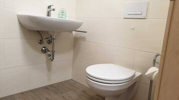 Dusche, Haartrockner, HandtĂŒcher, Seife