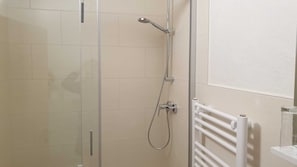 Douche, sèche-cheveux, serviettes fournies, savon