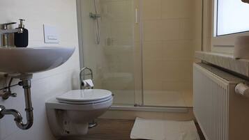 SĂšche-cheveux, serviettes fournies, savon, papier toilette