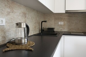 Køleskab, ovn, kogeplade, elkedel