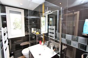 Dusche, Handtücher, Seife, Toilettenpapier