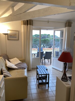 TV - Studio de Charme Avec Terrasse (Sainte-Maxime)