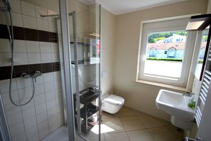 Shower, hair dryer - Villa Seeluft, Seegras - Ferienwohnung 65rb6 Seegras, Villa Seeluft (Sellin)